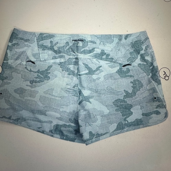 Pelagic Light Gray Camo Women's Cargo Shorts size 6 - Picture 4 of 6